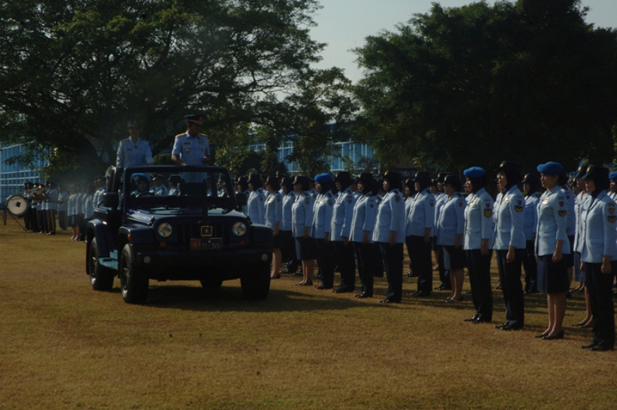 Inspektur Upacara Komandan Lanud Adisutjipto Marsma TNI Ir. Novyan Samyoga saat melakukan pemeriksaan pasukan Wanita Angkatan Udara di HUT ke 54 tahun 2017. FOTO : NADHIR ATTAMIMI