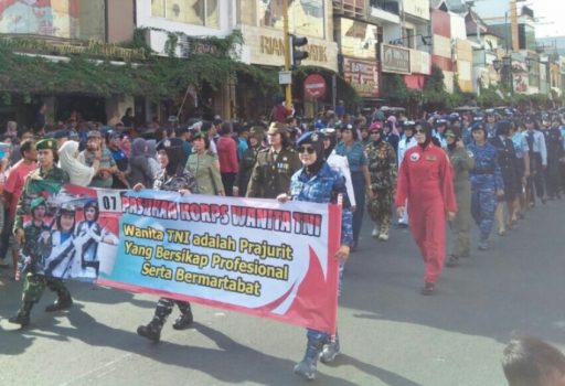 Dalam rangka memeriahkan HUT ke-72 Kemerdekaan RI, Wanita Angkatan Udara (Wara) bersama Wanita TNI lainya ikut ambil bagian di Pawai Pembangunan. FOTO : NADHIR ATTAMIMI