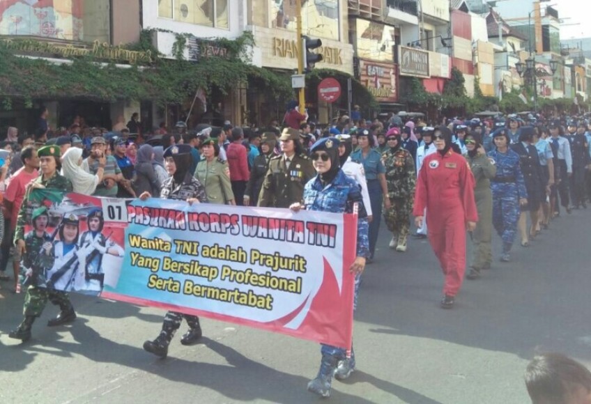 Dalam rangka memeriahkan HUT ke-72 Kemerdekaan RI, Wanita Angkatan Udara (Wara) bersama Wanita TNI lainya ikut ambil bagian di Pawai Pembangunan. FOTO : NADHIR ATTAMIMI