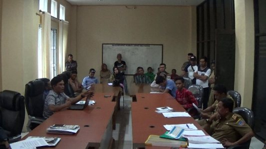 Warga Desa Anawua Kecamatan Toari saat mengadukan hasil Pilkades Anawua agar dibatalkan. FOTO : ASDAR LANTORO