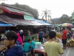 Ratusan warga kota kendari memadati Pedagang Takjil jelang buka puasa. FOTO ; ILHAM