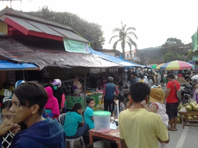 Ratusan warga kota kendari memadati Pedagang Takjil jelang buka puasa. FOTO ; ILHAM