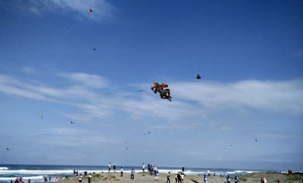 Ratusan layang-layang yang menghiasi langit indah Pantai Parangkusumo, Bantul. FOTO : NADHIR ATTAMIMI