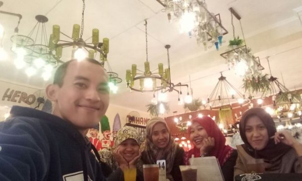 Pengunjung wisata kuliner di warung Bakso Pak Kumis di Kediri. FOPTO : WAHYU
