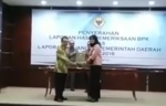 Bupati probolinggo Hj Puput Tantriana sari saat menerima LHP dari BKP jawa Timur terkait hasil WTP pengelolaan keuangan daerah tahun 2016. FOTO: ASL