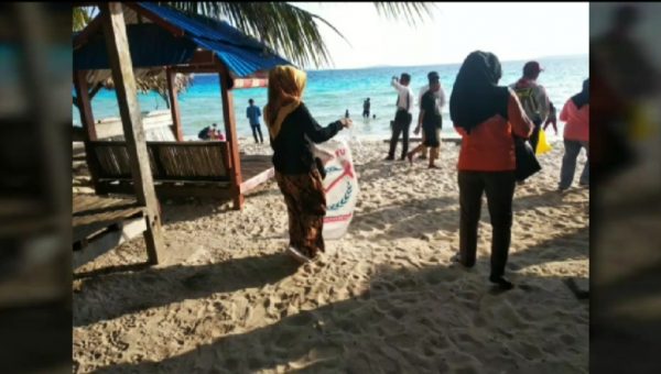 Wakil Ketua PKK Baubau Pungut Sampah Plastik di Kawasan Wisata﻿