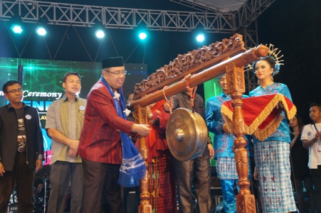 Walikota Kendari Dr Ir H Asrun Meng MSc, saat memukul gong ditandai dibukanya pameran pembangunan Kota Kendari. FOTO : FA