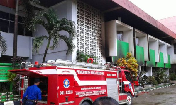 gedung Kantor Walikota kendari yang terbakar beberapa waktu lalu belum dapat di gunakan hingga saat ini. FOTO : FA