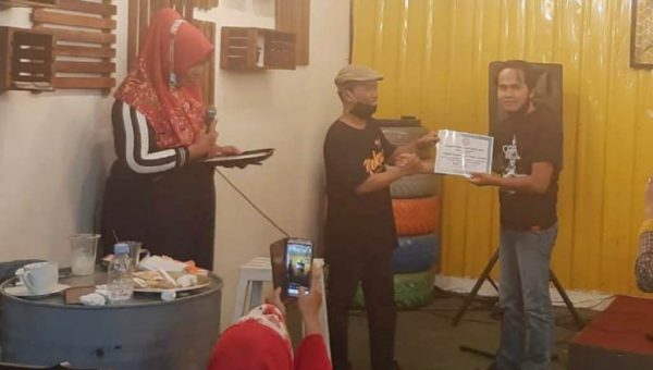 Panitia HUT ke 1 APUK Kolut Terima Piagam