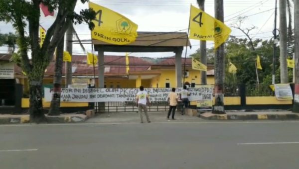 Musda Ricuh Kantor Golkar Kolaka Disegel