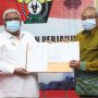 Serah terima Nota Perjanjian Hibah Daerah Atas Tanah, Bangunan, dan Saluran Sekunder Milik Pemprov Sultra kepada Bawaslu Provinsi Sultra oleh Gubernur Sultra Ali Mazi di Rujab Gubernur.