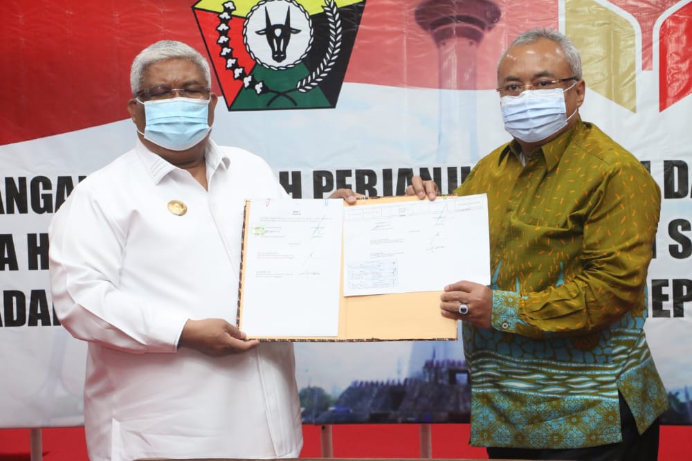 Serah terima Nota Perjanjian Hibah Daerah Atas Tanah, Bangunan, dan Saluran Sekunder Milik Pemprov Sultra kepada Bawaslu Provinsi Sultra oleh Gubernur Sultra Ali Mazi di Rujab Gubernur.