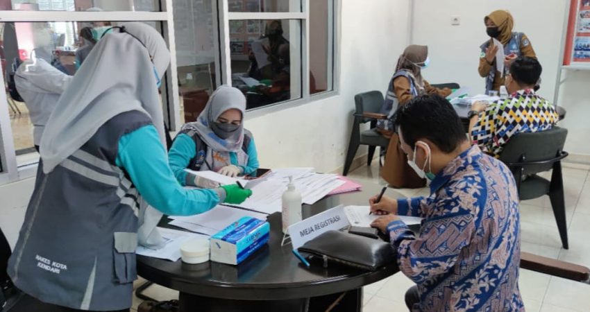 OJK Sultra Laksanakan Vaksinasi Sektor Jasa Keuangan