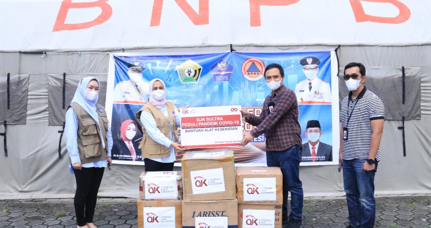 Ringankan Beban Masyarakat Di Tengah Pandemi Covid-19, OJK Sultra Salurkan Bansos