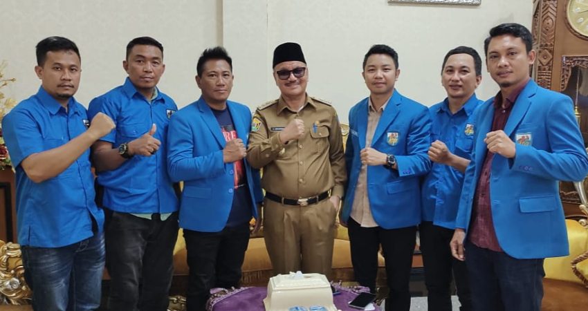 Foto bersama Bupati Konsel, H Surunuddin Dangga (tengah) Ketua KNPI, Aliyadin Koteo Sekretaris, Purnomo dan pengurus lainnya
