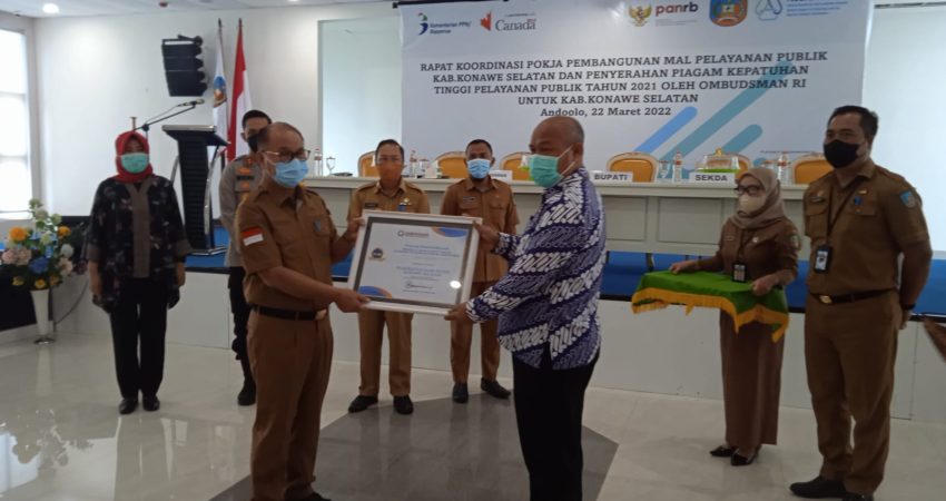 Pemda Konsel Kembali Terima Penghargaan Kepatuhan Tinggi Pelayanan Publik dari Ombudsman