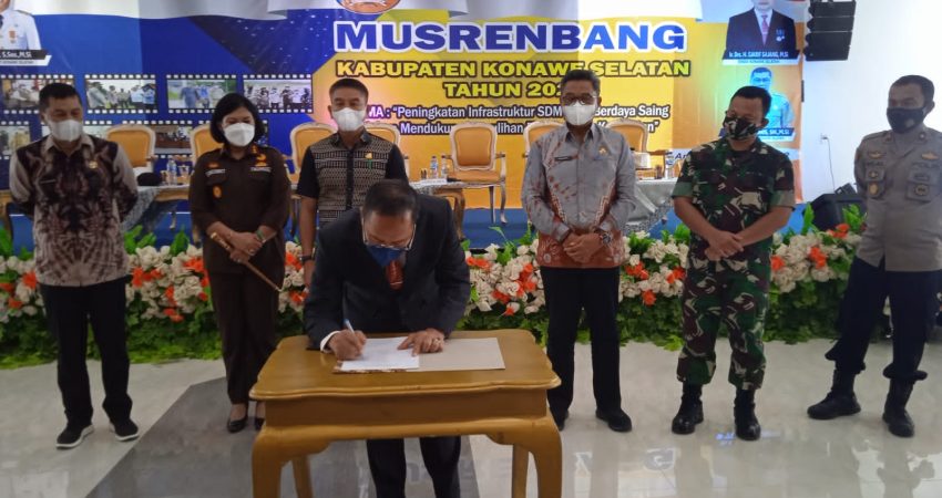 Sekda Konsel, H Sjarif Sajang saat menandatangani dokumen perencanaan pembangunan Kabupaten Konawe Selatan tahun 202