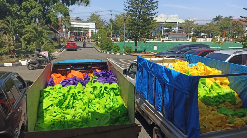 Ringankan Beban Masyarakat, PT Vale Serahkan Ribuan Paket Sambako di Blok Pomalaa