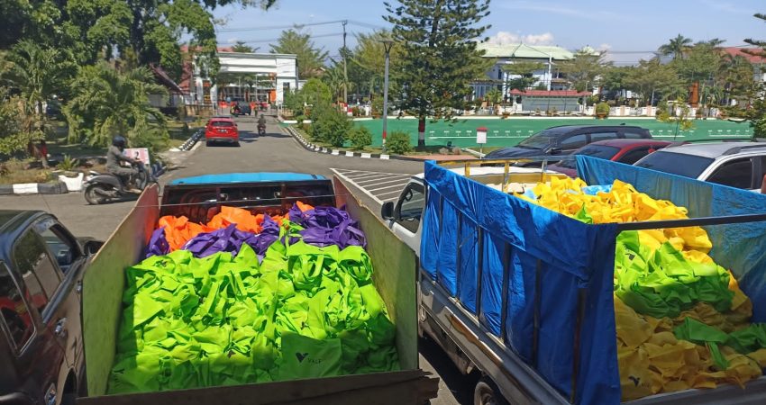 Ringankan Beban Masyarakat, PT Vale Serahkan Ribuan Paket Sambako di Blok Pomalaa