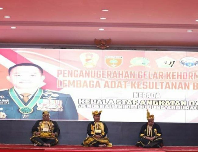 Kunker ke Sultra, Kasad TNI AD Dianugerahi Gelar Kehormatan Kapitaraja Kawasa Yi Nusantara