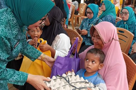 Tim Penggerak PKK Sultra Serahkan Bantuan Bagi Anak Gizi Buruk