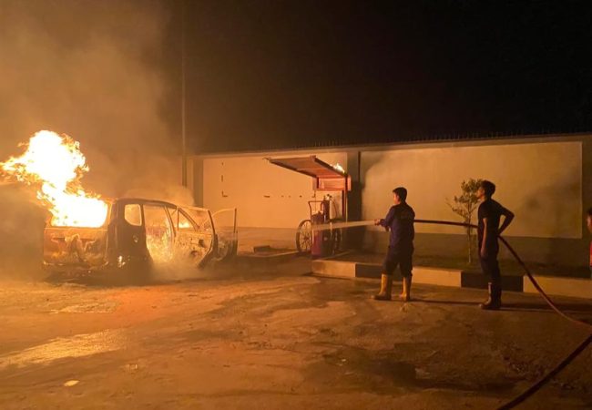Sebuah Toyota Avanza Terbakar di SPBU Kolaka