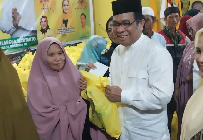 Partai Golkar Membagikan 1500 Paket Sembako Ke Masyarakat Kolaka