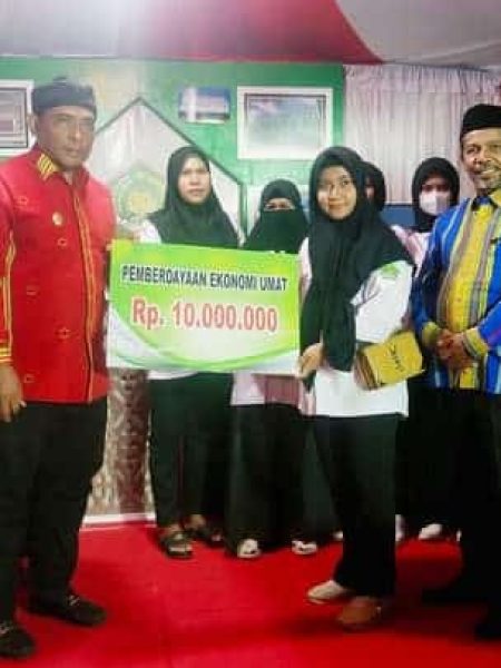 Berdayakan Ekonomi Umat, Kemenag Baubau Serahkan Bantuan Modal bagi 10 Pelaku Usaha