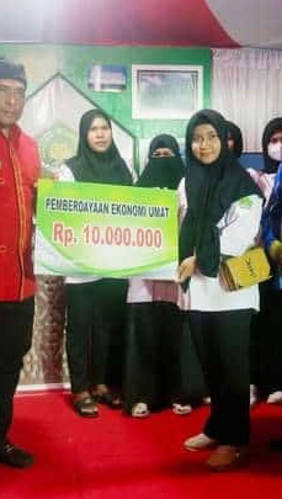 Berdayakan Ekonomi Umat, Kemenag Baubau Serahkan Bantuan Modal bagi 10 Pelaku Usaha