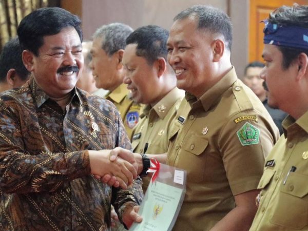 Pemda Konawe Terimah 52 Sertifikat dari Menteri ATR/BPN