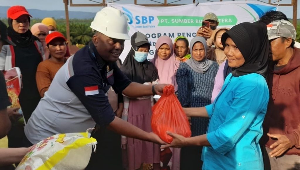 Serahkan Ratusan Paket Sembako, Humas PT SBP: Wujud Komiten Perusahaan