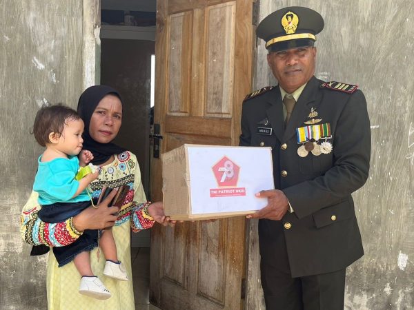 Pangdam XIV Hasanuddin Serahkan Bantuan Paket Sembako Bagi Veteran dan Anak Penderita Stunting di Kecamatan Kokalukuna Kota Baubau
