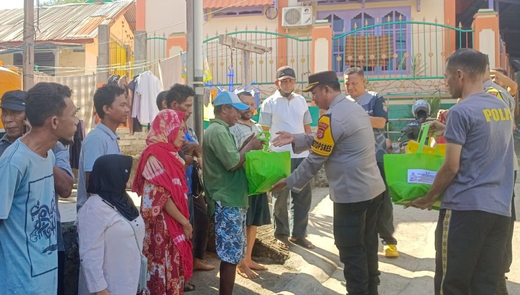 Peduli Masyarakat, Polres Baubau Salurkan 100 Paket Sembako