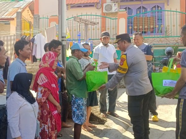Peduli Masyarakat, Polres Baubau Salurkan 100 Paket Sembako