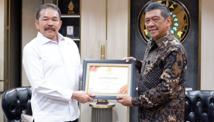 Dinilai Miliki Keberanian Tangani Kasus Mega Korupsi, Jaksa Agung Diberi Penghargaan Best Achievement Award 2023 dari Rakyat Merdeka
