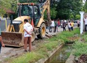Ciptakan Lingkungan Bersih, Pemkot Kendari Keruk Drainase Tersumbat di Beberapa Titik
