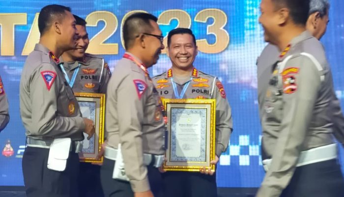 Dirlantas Polda Sultra Raih Penghargaan Kakorlantas Polri atas Upaya dan Pencapaian Realisasi PNBP 2023