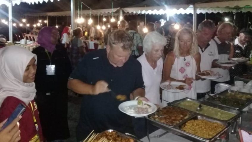 Bupati Buton La Bakry didampingi Wakapolres Buton Kompol Arnold Von Bullow saat makan bersama dengan wisatawan mancanegara