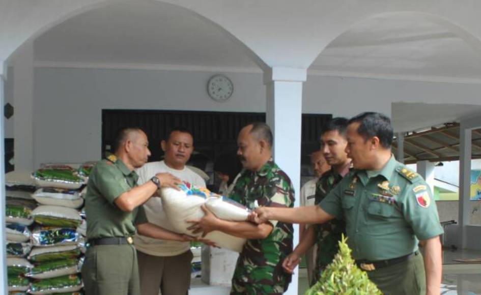Kodim 0820 Probolinggo Salurkan Zakat. FOTO : ASL