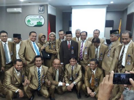 Rektor UHO terpilih Dr Zamrun (tengah jass hitam) foto bersama dengan anggota senat UHO. FOTO : ONNO