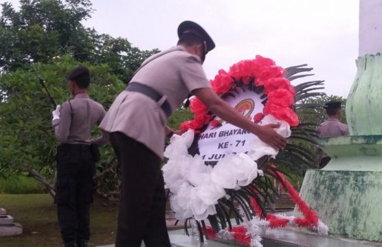 salah satu kegiatan polres langsa dalam rangka menyambut HUT Bhayangkara dengan melakukan ziara di TMP. FOTO : ROBY SINAGA