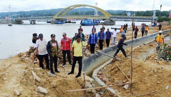 Sulkarnain Tinjau Langsung Pengerjaan Penataan Kawasan Kumuh