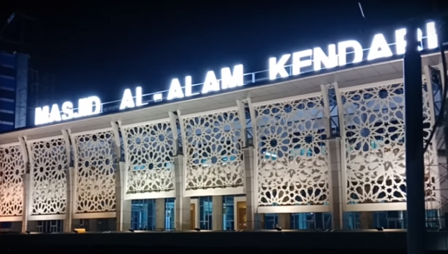 Diresmikan, Shalat Jumat Pertama Dilaksanakan di Masjid Al Alam Kendari