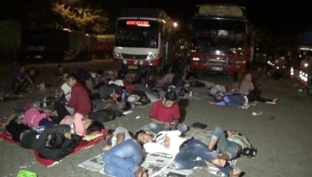 Armada Ferry Berkurang, Penumpang Mudik Lebaran Numpuk di Pelabuhan Kolaka