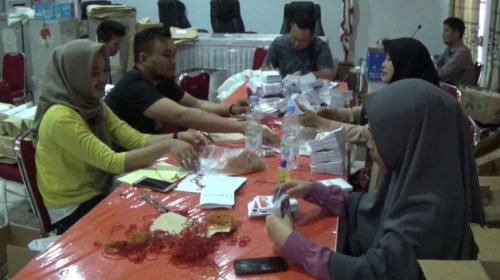 Surat Suara Pilbup Kolaka dan Pilgub Sultra Mulai di Distribusi ke PPK Kecamatan
