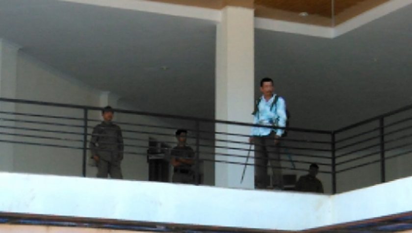 Seorang Pemuda Ngamuk Pakai Parang Cari Bupati Koltim