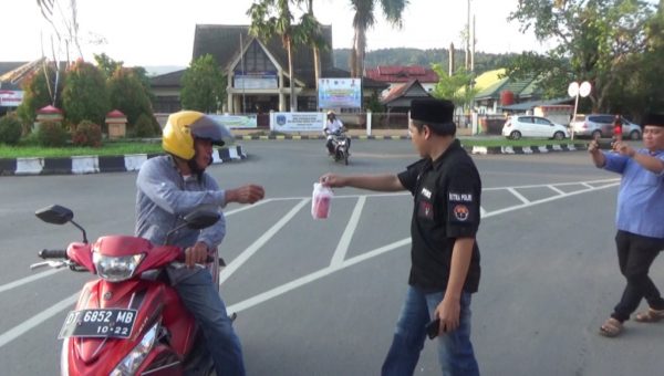 Insan Pers Bersama Humas Polres Kolaka Bagi Takjil