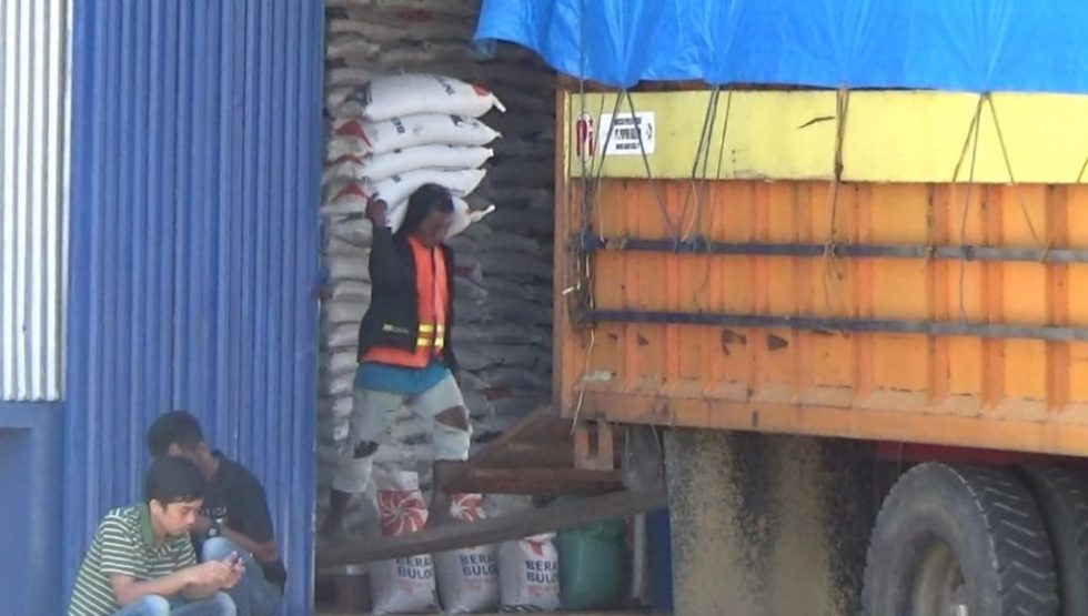 Bulog Salurkan Raskin di 3 Kabupaten
