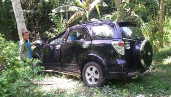 Mobil Terjun ke Jurang, Satu Penumpang Dilarikan ke RSUD