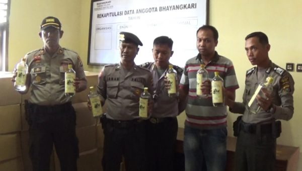 Polsek KP3 Amankan 2.400 Botol Miras